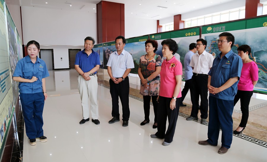 1-2015年8月，全國政協(xié)副主席、中國科學(xué)院院士王志珍一行蒞臨金徽股份調(diào)研。.jpg