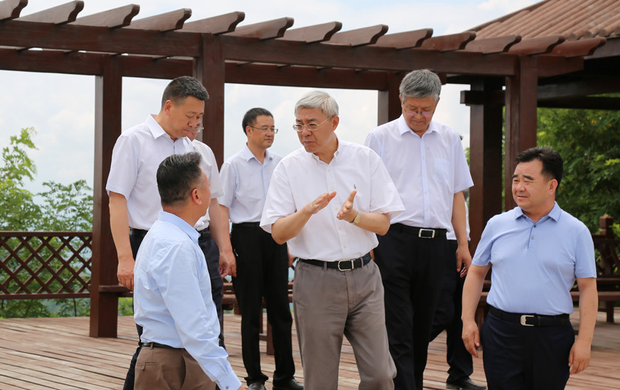 7-2021年7月，中共中央委員、時任甘肅省委書記尹弘蒞臨金徽股份調(diào)研指導(dǎo)防災(zāi)減災(zāi)和綠色礦山建設(shè)情況。.jpg
