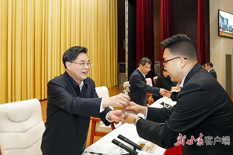 2-2023年5月，省委書記、省人大常委會主任胡昌升為金徽礦業(yè)旅游景區(qū)授“全省文化旅游發(fā)展突出貢獻(xiàn)集體獎”。.jpg