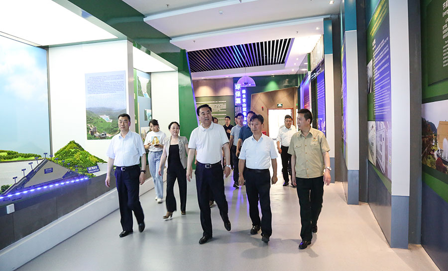 14-2021年6月，時任省委常委、省委統(tǒng)戰(zhàn)部部長馬廷禮蒞臨金徽股份調(diào)研。.jpg