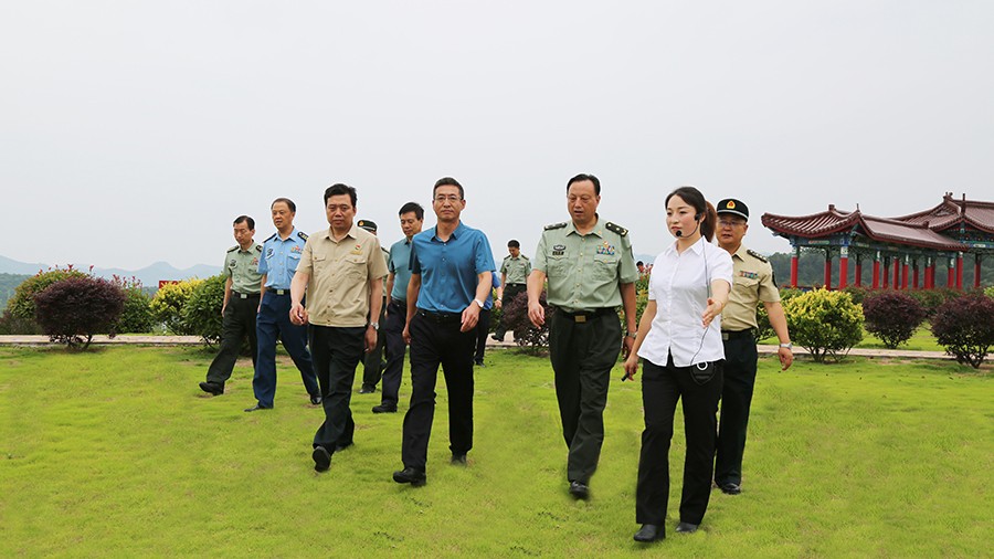 17-2020年7月，省委常委、省軍區(qū)司令員王文清蒞臨金徽股份調(diào)研企業(yè)編兵和綠色礦山建設(shè)工作是表示：金徽股份將民兵作為企業(yè)應(yīng)急救援力量的一員，充分發(fā)揮了民兵作用，立起了在企業(yè)編兵的標(biāo)桿。.jpg