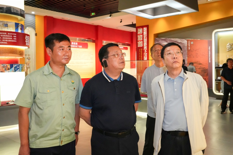 2024.06.23全國政協(xié)委員、 陜西省政協(xié)副主席、民建陜西省委會主委李忠民蒞臨金徽股份調(diào)研.jpg