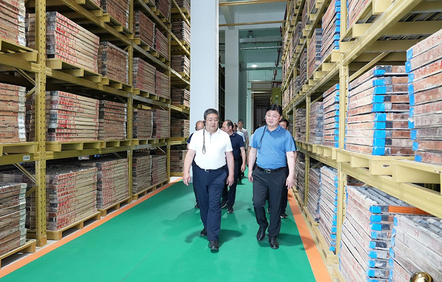 51-2022年6月，省農(nóng)業(yè)農(nóng)村廳一級巡視員朱寶瑩蒞臨金徽股份調(diào)研綠色礦山建設(shè)工作。.jpg