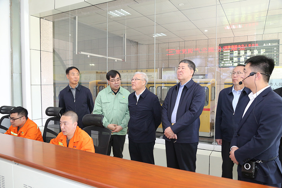 全國政協(xié)常委，省政協(xié)副主席，民進(jìn)中央常委、甘肅省主委尚勛武調(diào)研金徽股份時強(qiáng)調(diào)，要加強(qiáng)科技創(chuàng)新與人才培養(yǎng)。-900.jpg
