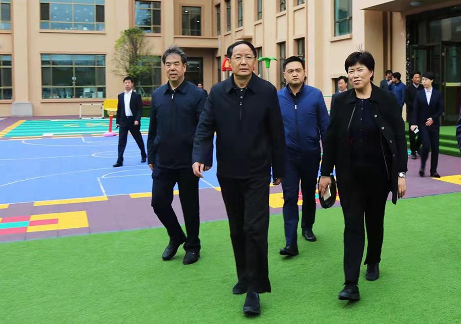 5.2018年4月，時任省政協(xié)主席、黨組書記歐陽堅(jiān)蒞臨金徽企業(yè)視察-900.jpg